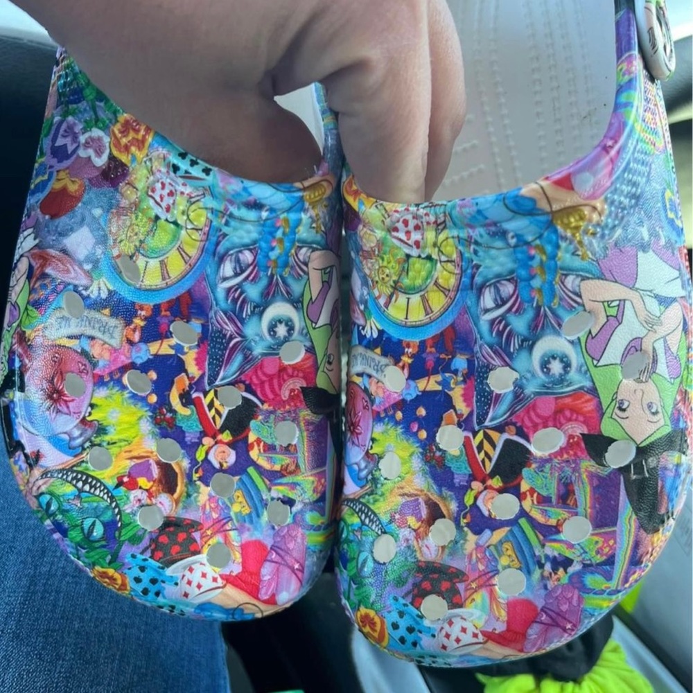 Alice in wonderland shoes. Not crocs brand. Size 42, about a women’s 10.